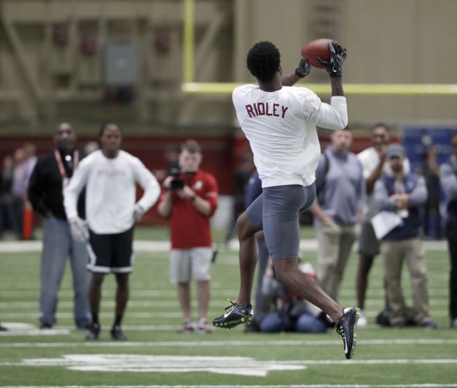 Former Alabama receiver Calvin Ridley catches a ball