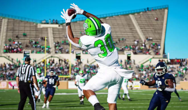 North Texas transfer TE Var'Keyes Gumms committed to Arkansas on Sunday.