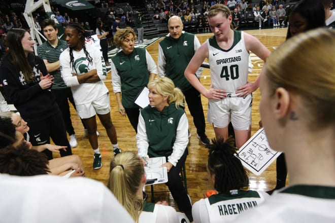 MSU Women's Coach Suzy Merchant coaches her Spartans against Indiana Thursday, Dec. 29, 2022, at the Breslin Center in East Lansing. © MATTHEW DAE SMITH/Lansing State Journal / USA TODAY NETWORK