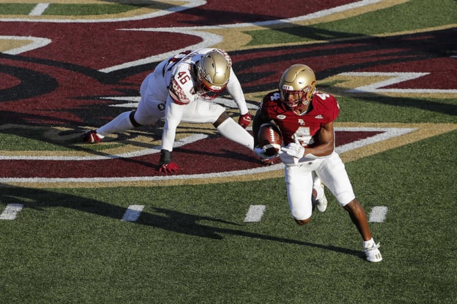 Zay Flowers jukes out FSU linebacker DJ Lundy during a 44-yard catch-and-run (Photo: Winslow Townson-USA TODAY Sports).