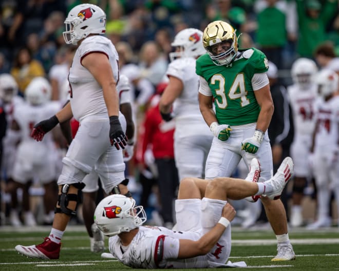 Sophomore middle linebacker Drayk Bowen (34) had a breakout game Saturday in Notre Dame's 31-24 win over Louisville.