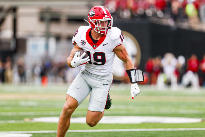 Georgia tight end Brock Bowers (19) during Georgia’s game against Vanderbilt at FirstBank Stadium in Nashville, Tenn., on Saturday, Oct. 14, 2023. (Tony Walsh/UGAAA)