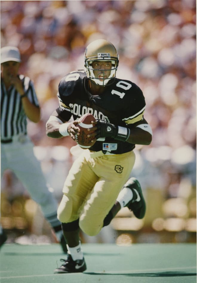 Kordell Stewart scrambles with the ball in 1993.