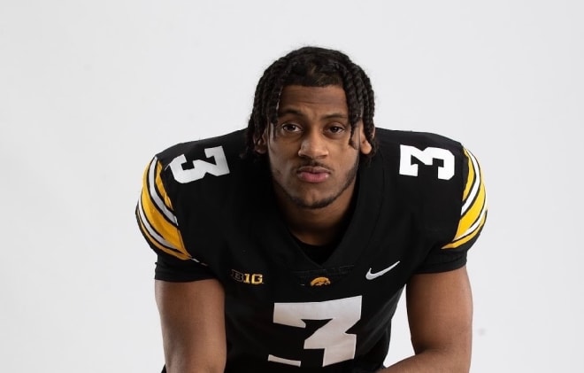 Cornerback Deshaun Lee committed to the Hawkeyes after an official visit to campus this weekend.