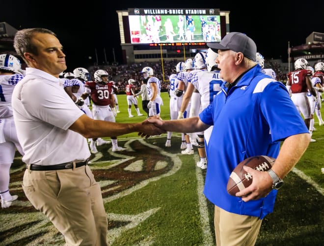 Kentucky head coach Mark Stoops shook hands with South Carolina coach Shane Beamer after last year's 16-10 win for the Wildcats in Columbia, S.C.