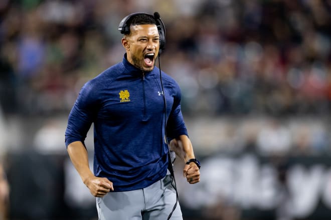 El entrenador en jefe Marcus Freeman celebra durante el Gator Bowl. 