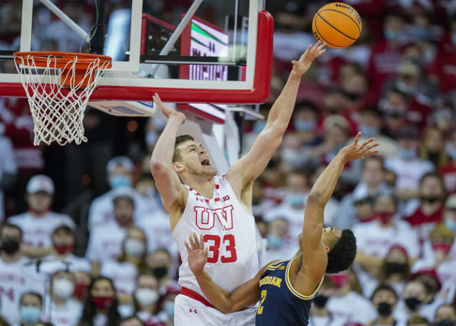 Wisconsin's Chris Vogt (33) guards against Michigan's Kobe Bufkin during the second half. Wisconsin won 77-63.