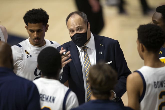 Cal head coach Mark Fox huddling with his team against Wazzu 