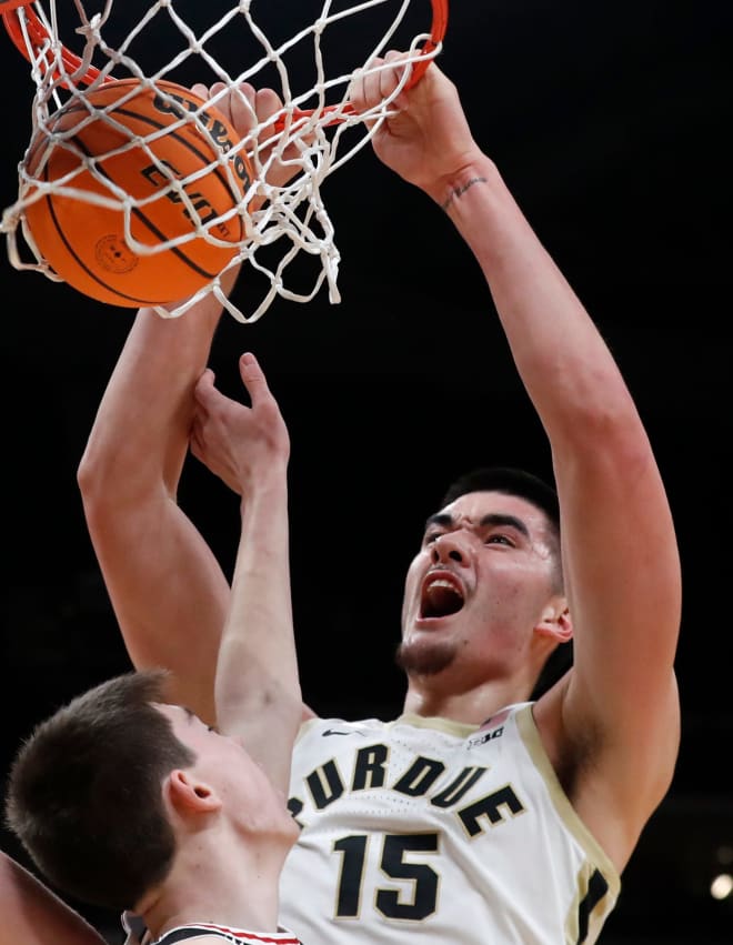 Purdue Boilermakers center Zach Edey (15) dunks the ball during the Indy Classic NCAA men s basketball doubleheader, Saturday, Dec. 17, 2022, at Gainbridge Fieldhouse in Indianapolis. Purdue won 69-61.