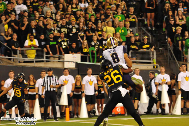 Dante Pettis hauls in a catch against Oregon safety Khalil Oliver