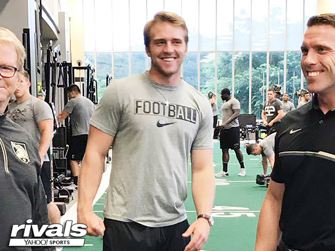 Rivals 3-star FB Cade Barnard is surrounding by Army OL & FB coaches Todd Spencer & Mike Viti, respectfully.