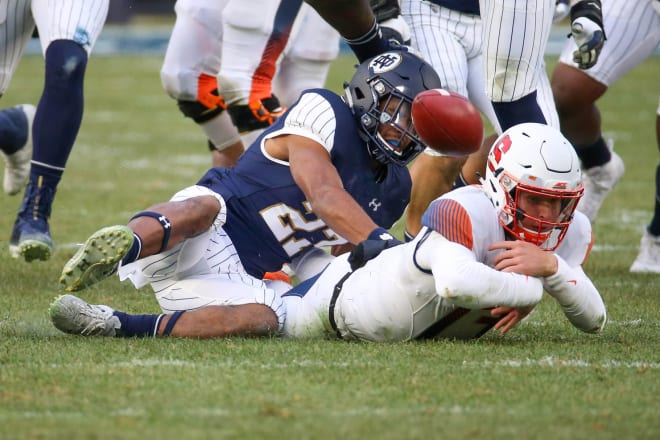 Notre Dame Fighting Irish cornerback Julian Love making a tackle versus Syracuse at Yankee Stadium in 2018