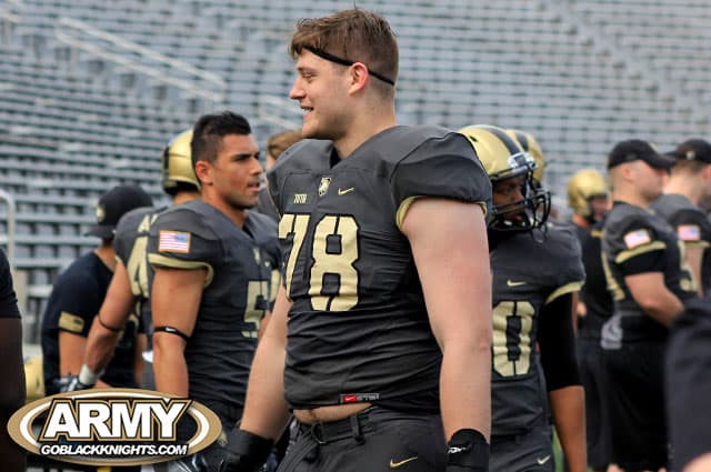 Alejandro Villanueva '10 Checks In - Army West Point