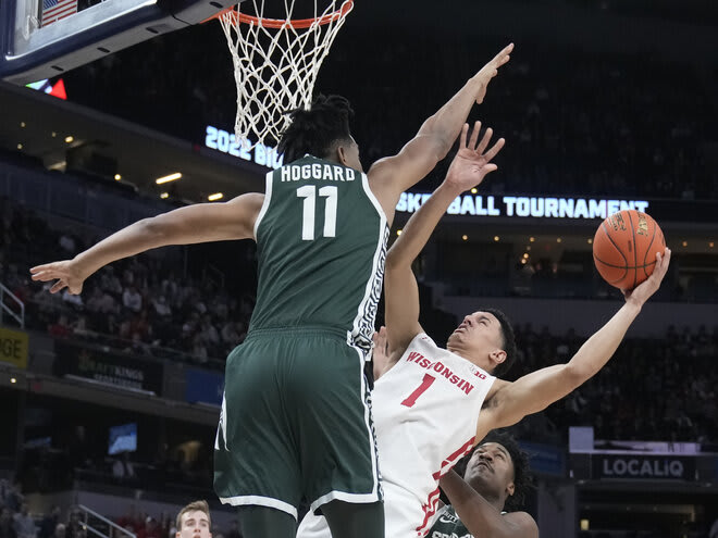 Wisconsin's Johnny Davis (1) tries to shoot over Michigan State's A.J. Hoggard. Davis finished 3-for-19.