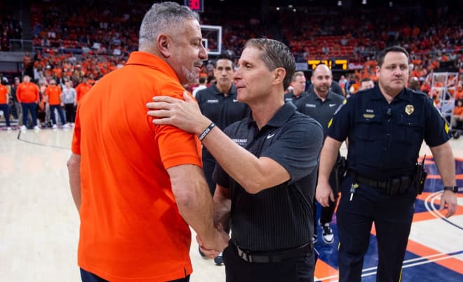 Auburn HC Bruce Pearl (left) shakes hands with Arkansas HC Eric Musselman (right). 