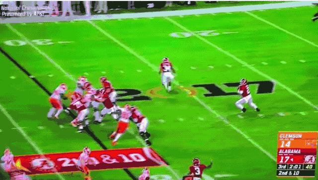 Alabama Tight End O.J. Howard catches a touchdown pass during the 2017 National Championship Game