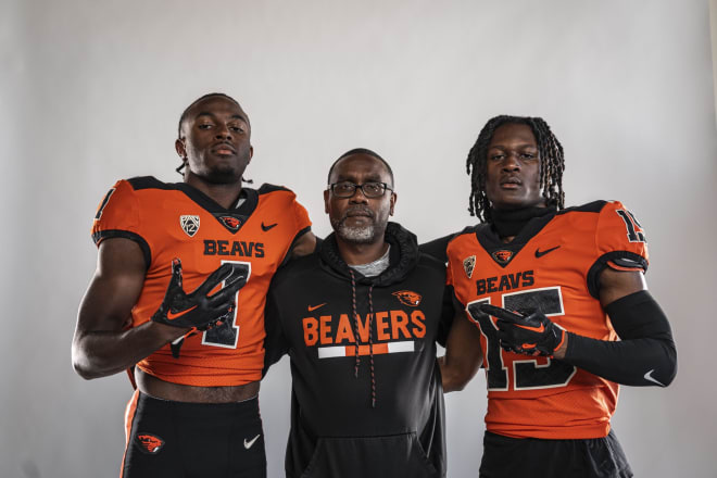 Deji Ajose (L) with Oregon State wide receivers coach Kefense Hynson (C) and Oregon State wide receiver commitment Ellijah Washington (R).