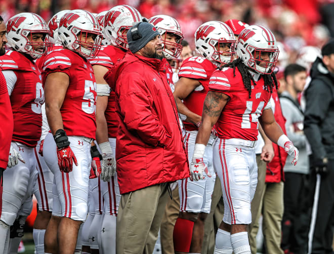 Inoke Breckterfield (center)