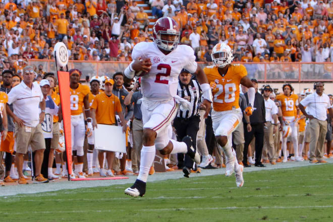 Alabama Crimson Tide quarterback Jalen Hurts (2) runs the ball against the Tennessee Volunteers during the first half at Neyland Stadium. Photo | USA Today 