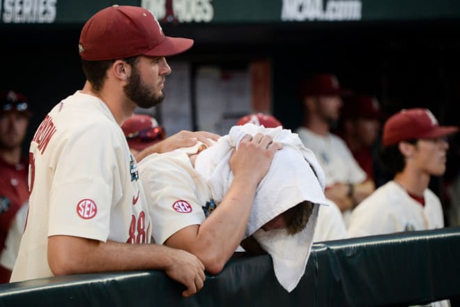 No. 9 Texas baseball blows out Air Force in first game of NCAA Tournament