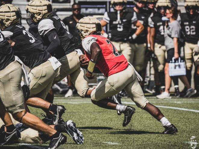 Senior QB Tyhier Tyler in action during Saturday's scrimmage