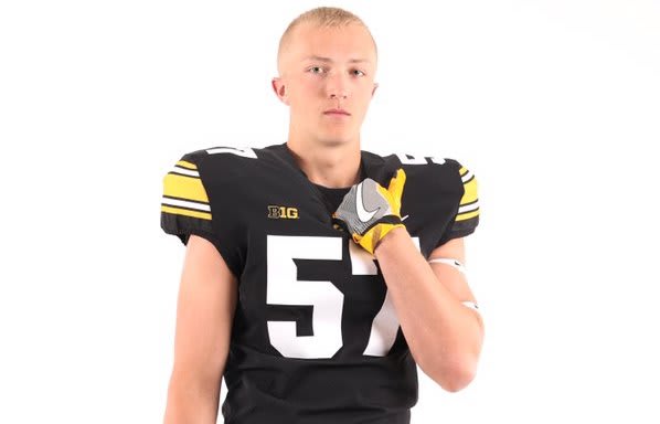 Defensive end Aaron Witt committed to the Iowa Hawkeyes today.