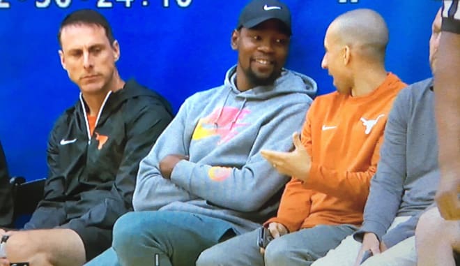 Texas coach Shaka Smart chats with Kevin Durant.