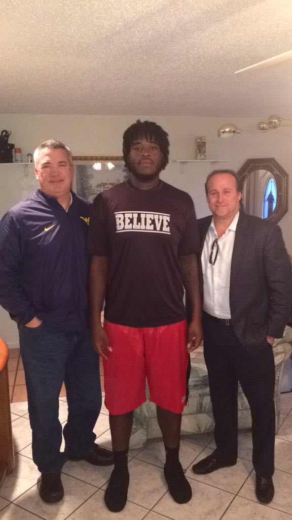 Smith with West Virginia head coach Dana Holgorsen and offensive coordinator Joe Wickline during his in-home visit.