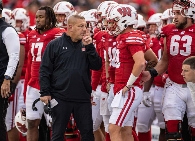 Wisconsin Badgers vs. Illinois Fighting Illini football photos