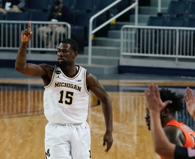 Michigan Wolverines Basketball S Chaundee Brown And Hunter Dickinson Had Smashing Debuts At For U M Tonight
