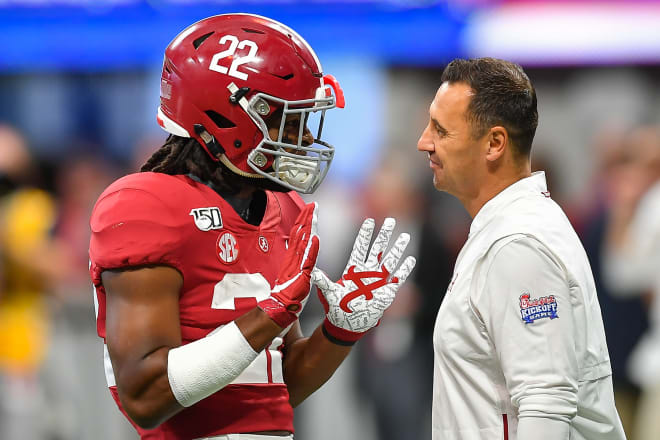 Alabama Crimson Tide running back Najee Harris, left, talks to offensive coordinator Steve Sarkisian. Photo | Getty Images