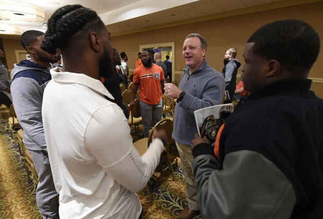 Horton speaks with his running backs at the Music City Bowl.