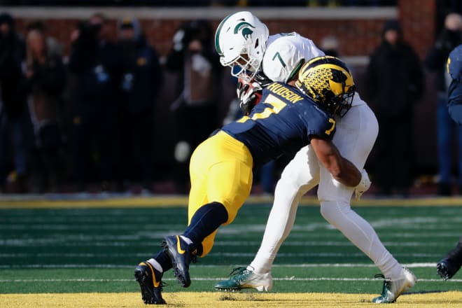 Michigan Wolverines football viper Khaleke Hudson makes a tackle.