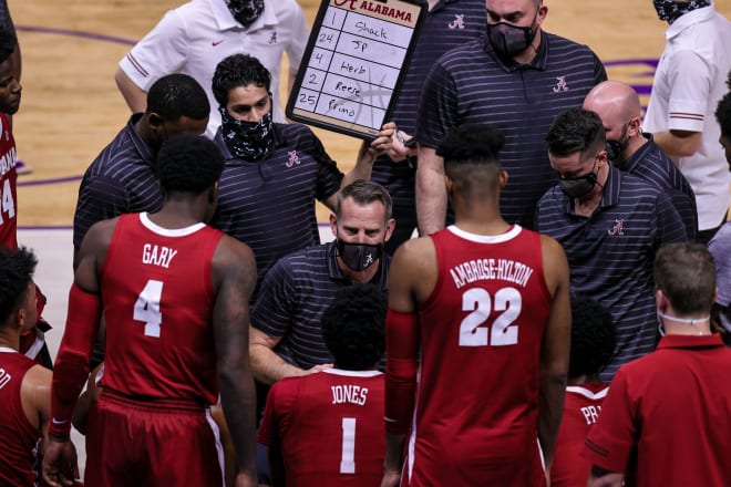 Alabama Crimson Tide head coach Nate Oats calls a play in a huddle during the first half against the LSU Tigers at Pete Maravich Assembly Center. 