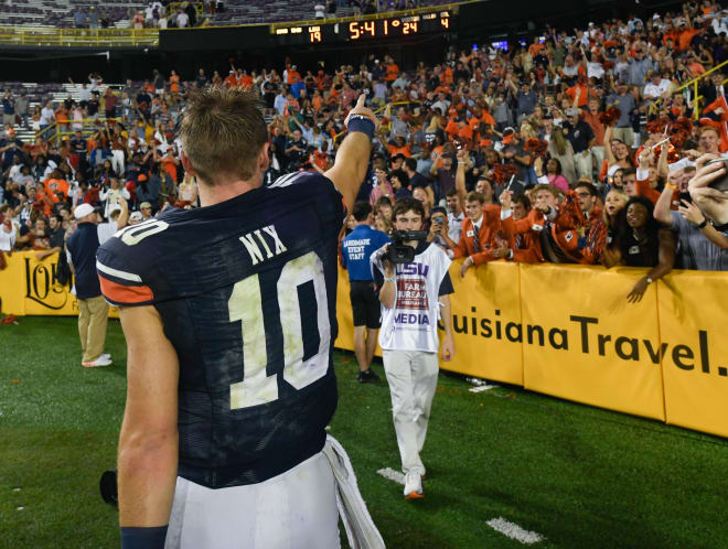 Bo Nix thanks the fans after the game.