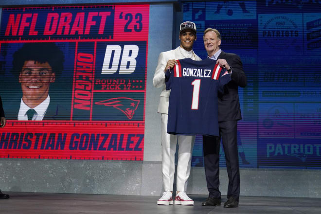 Christian Gonzalez, Oregon Ducks cornerback, selected by New England  Patriots with No. 17 pick in NFL draft 