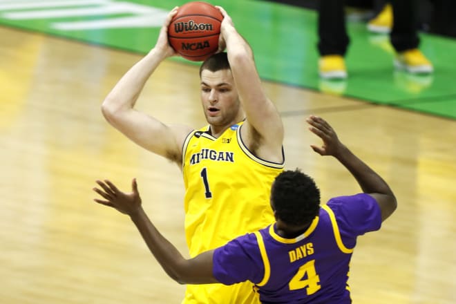 Michigan Wolverines basketball center Hunter Dickinson is stil considering a return to U-M