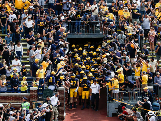 Michigan Wolverines football leads Western Michigan, 27-17, at halftime.