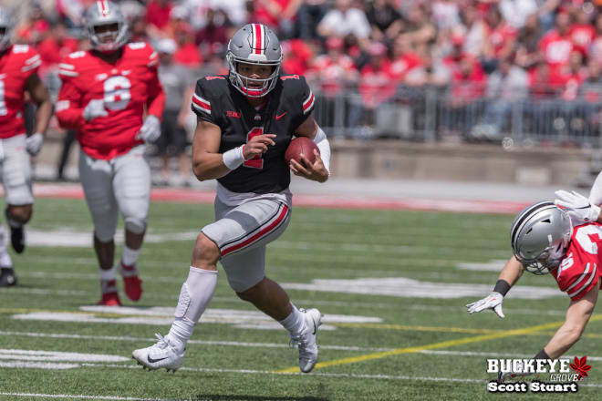 Justin Fields breaks off a run in the spring game. 