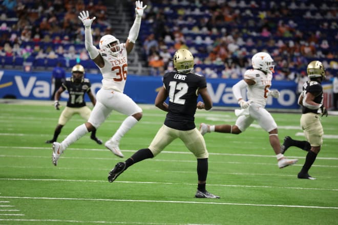 Brendon Lewis passes to Dimitri Stanley (14) in the third quarter of the Alamo Bowl