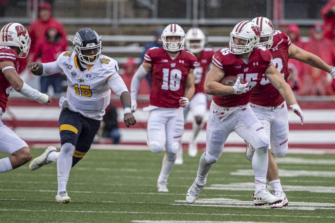 Wisconsin inside linebacker Leo Chenal (45) returning a fumble recovery against Kent State.