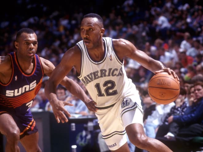 Former Illini guard Derek Harper in action for the Dallas Mavericks. 