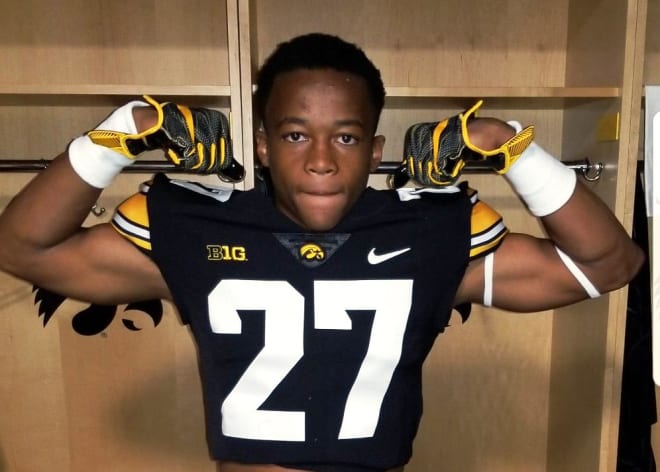 Cornerback Brenden Deasfernandes committed to the Iowa Hawkeyes today.