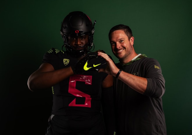 Tony Cumberland poses with Oregon head coach Dan Lanning during one of his previous visits with the Ducks.