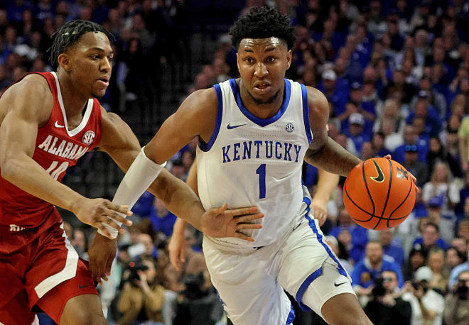 Kentucky wing Justin Edwards drove past Alabama's Mouhamed Dioubate during Saturday's SEC clash at Rupp Arena.