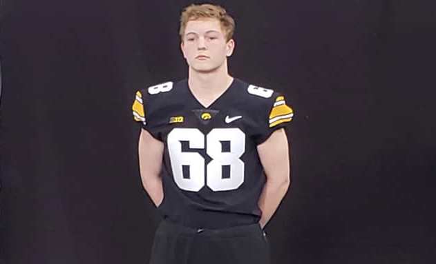 Class of 2022 in-state defensive end Aaron Graves committed to the Hawkeyes on Tuesday.