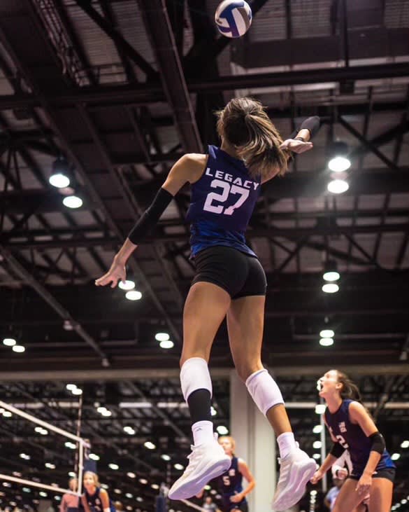 Nebraska volleyball commit Harper Murray wearing No. 27 in honor of her late father.