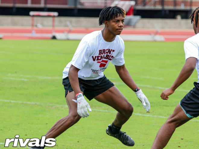 Kenyan Kelly, a three-star safety in the class of 2024, included Arkansas in his Top 5 list of schools. 