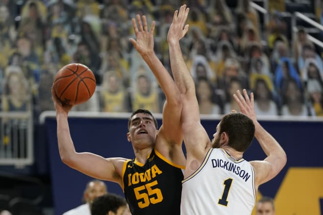 Michigan Wolverines basketball freshman center Hunter Dickinson scored 14 points against Iowa.