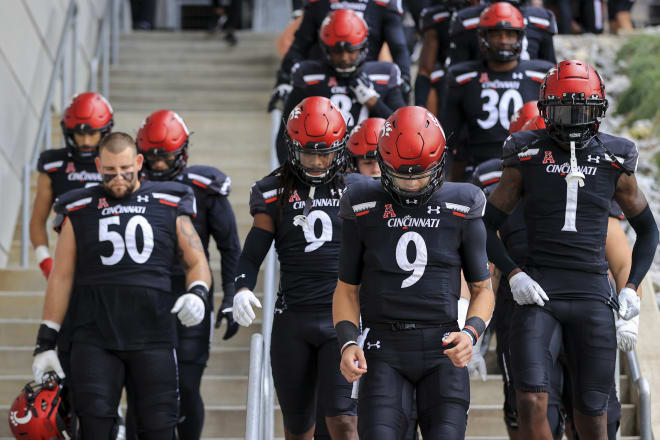 Cincinnati quarterback Desmond Ridder (9)